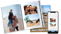Pixum Fotobuch mit Pixum App Ein aufgeschlagenes Fotobuch mit Strandbildern und liebevollen Verzierungen liegt neben einem Smartphone, das die Bearbeitungsansicht des Fotobuchs zeigt.