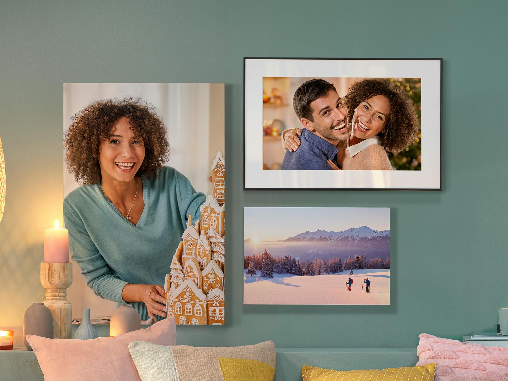 Mezcla de cuadros personalizados con fotos en una pared verde con ambiente invernal