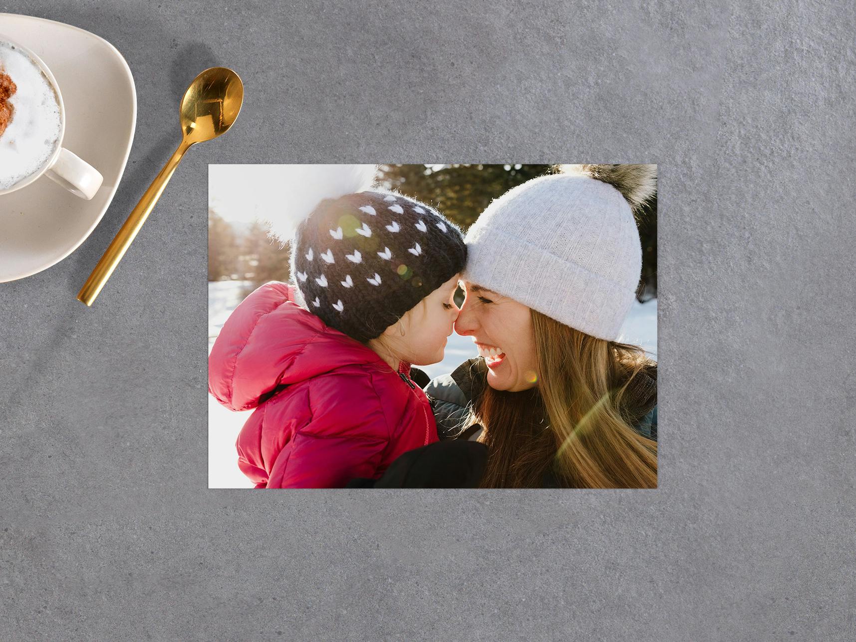 Fotos premium 15 cm Foto revelada en papel de 15 cm con imagen de una madre con su hija