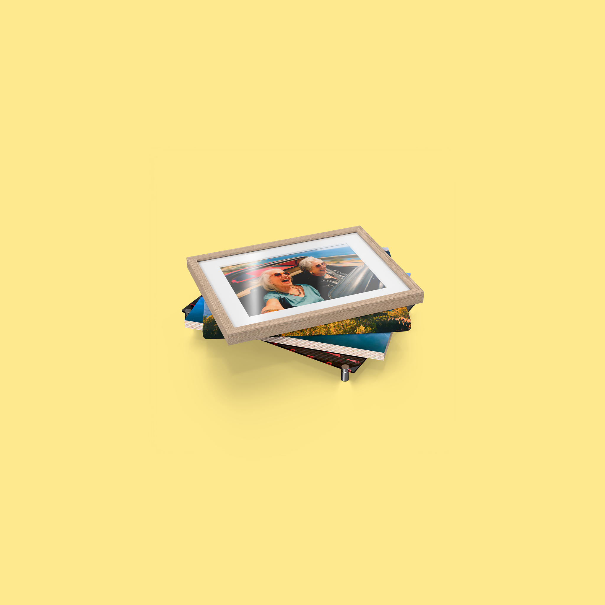 Wandbilder in verschiedenen Materialien übereinandergestapelt