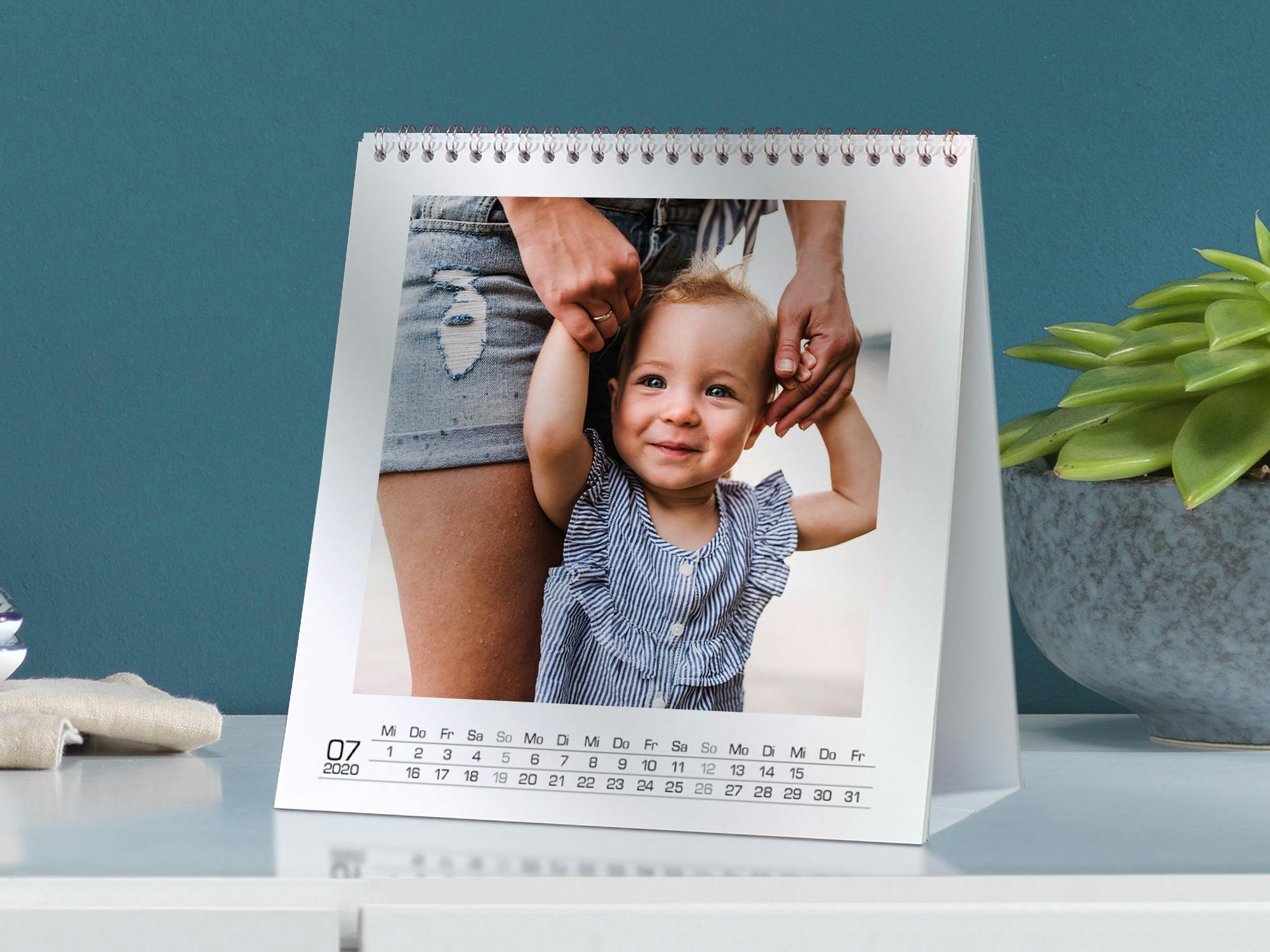 Calendario de mesa personalizado con foto de un niño pequeño de la mano de sus padres