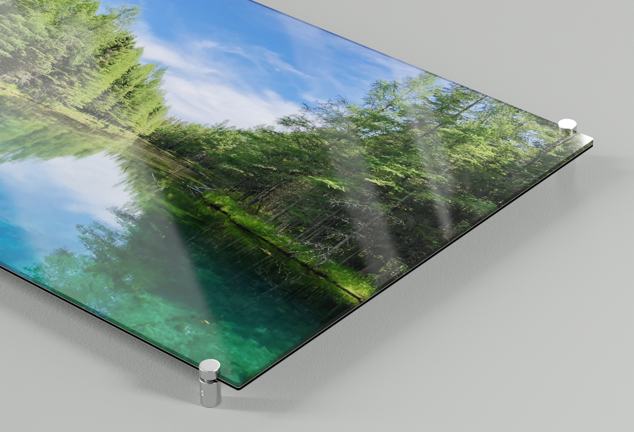 Een foto op acrylglas van een bos dat weerspiegeld wordt in een helderblauw meer onder een zonnige hemel.