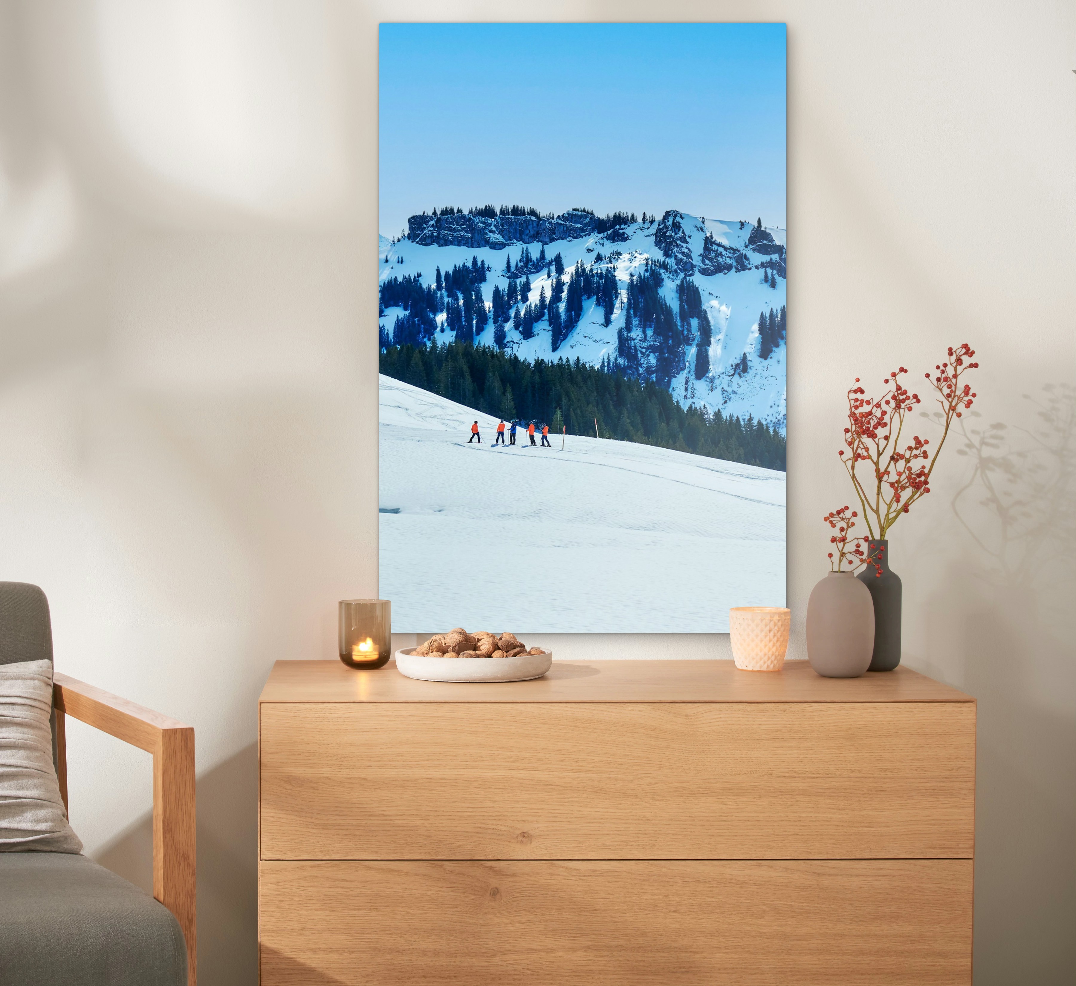 Ein Wandbild aus Alu-Dibond hängt an einer Wand. Darauf ist eine Landschaft abgebildet.