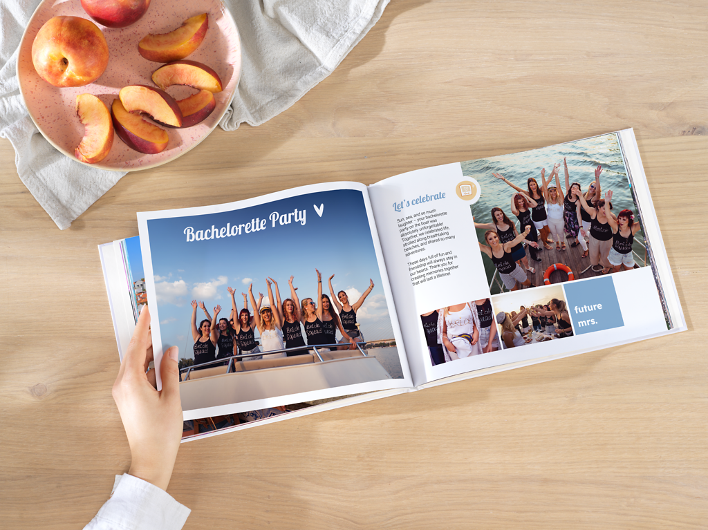 Fotobuch mit Bildern und Texten von einer fröhlichen Junggesellinnenabschieds-Feier auf einem Boot.
