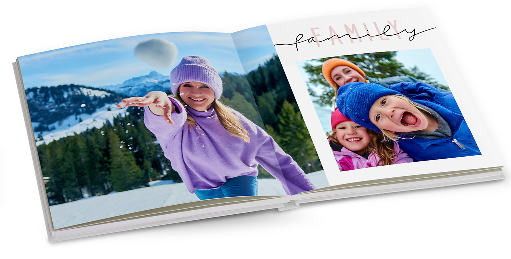 Freisteller von einem Pixum Fotobuch im Hochformat mit Urlaubsbildern von Freunden