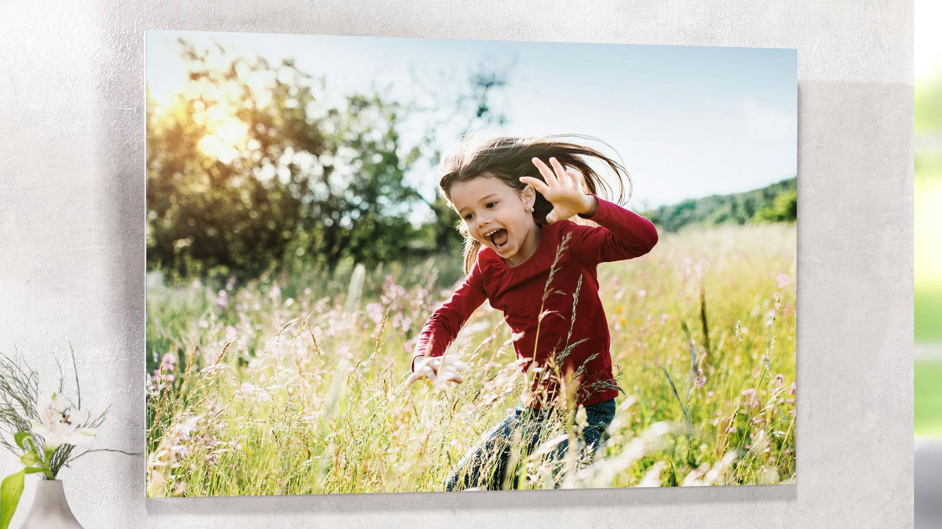 Foto auf Forex mit Bild eines Mädchens das im Grass springt