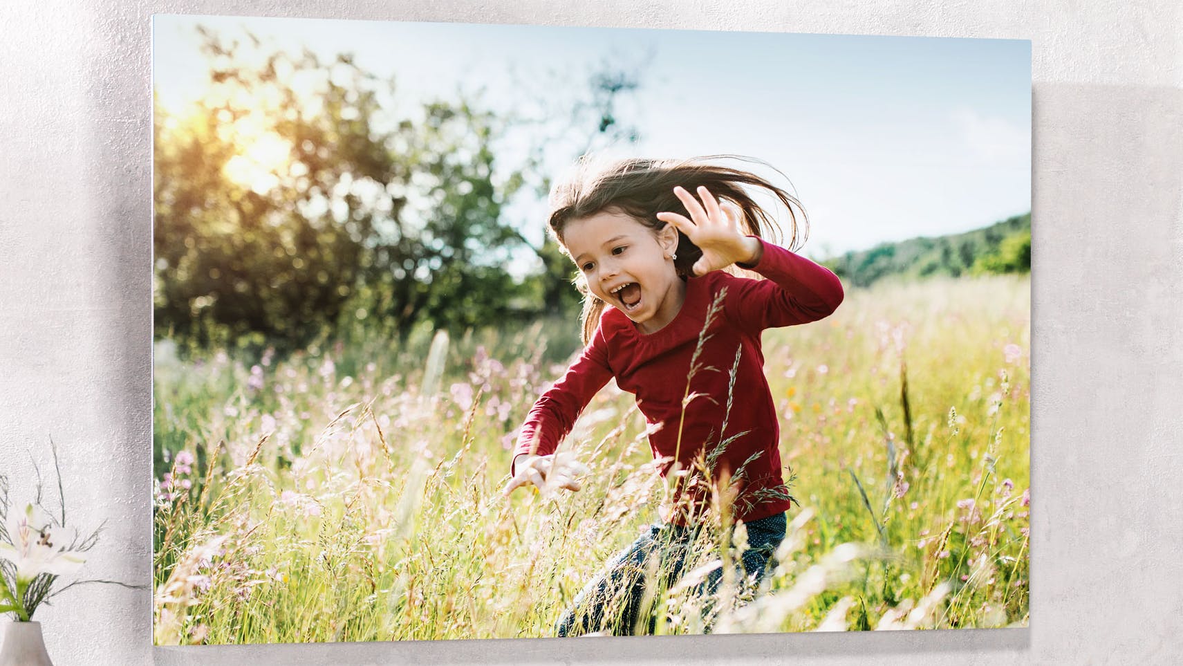 Foto auf Forex mit Bild eines Mädchens das im Grass springt
