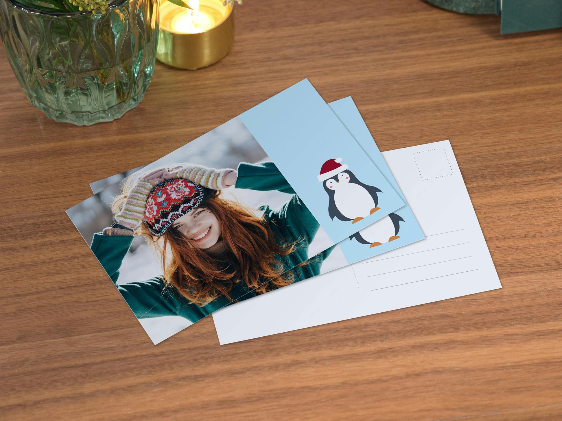 Carte postale avec photo d'une jeune femme en hiver