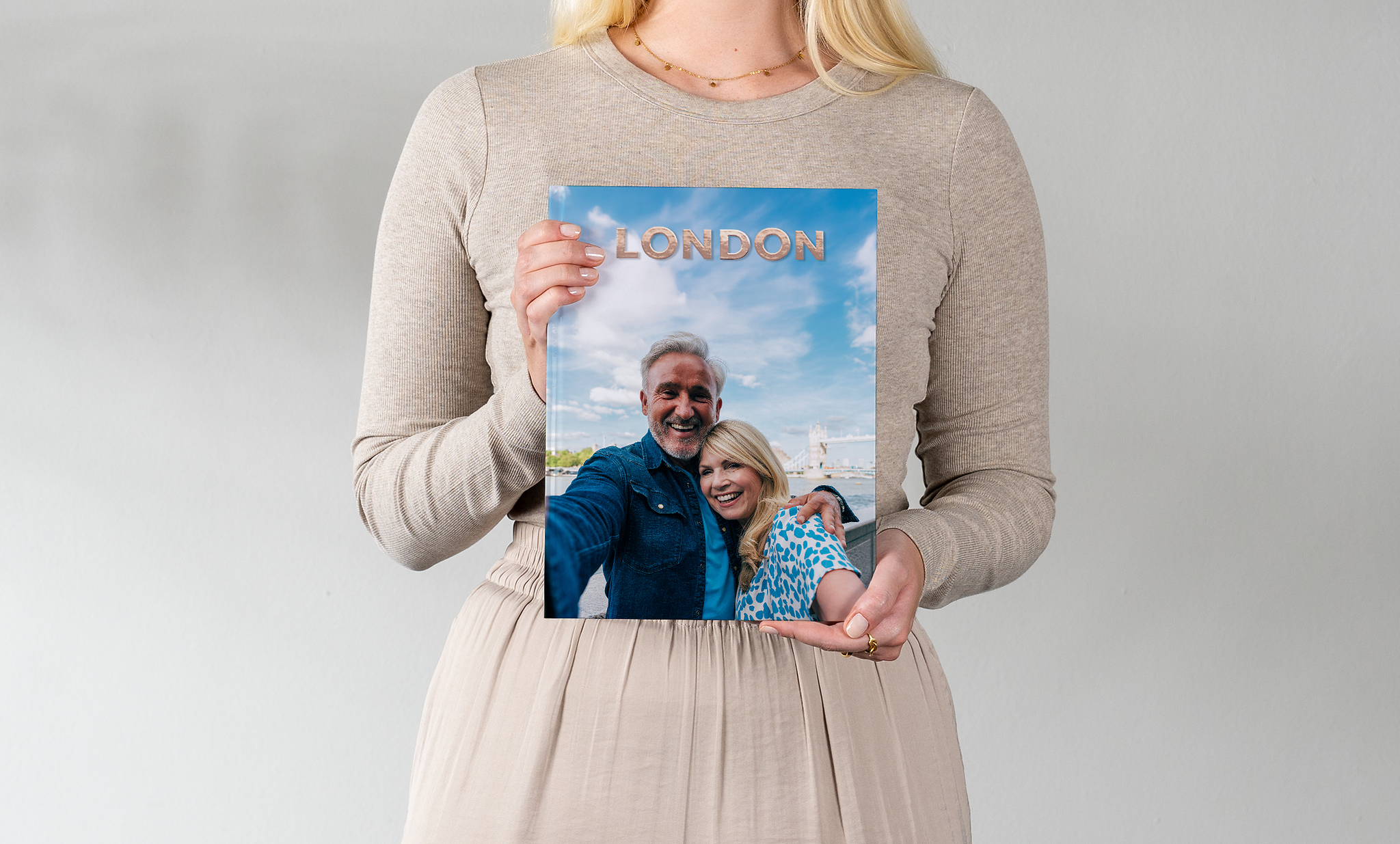 Pixum Fotobuch groß im Hochformat mit einem Pärchenfoto in London auf dem Cover