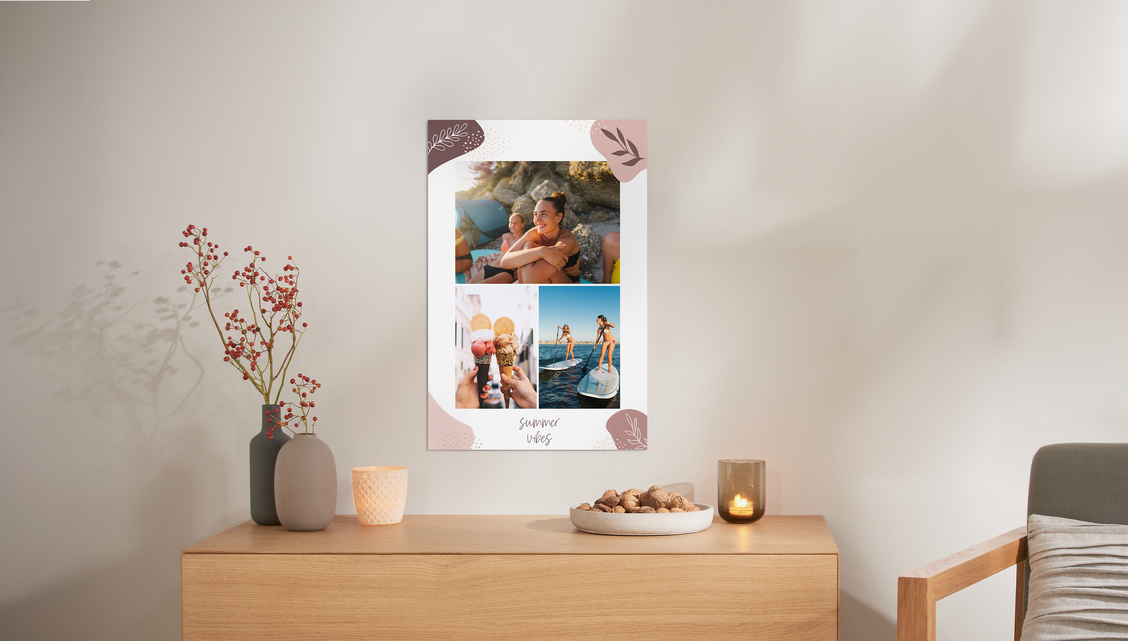 Über einer Kommode hängt ein Fotoposter mit einer Fotocollage, gerahmt in einem schwarzen Rahmen. Die Collage zeigt ein Pärchenn. Auf der  Collage steht "Love" und es sind Blumen abgebildet.