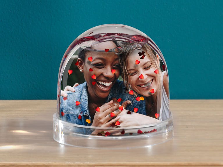 Bola de nieve personalizada con corazones con fotografía de pareja