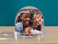 Foto-Glitzerkugel mit einem Bild von zwei Frauen Foto-Glitzerkugel mit einem Bild von zwei Frauen