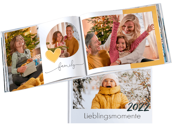 Aufgeschlagenes Pixum Fotobuch mit Familienfotos im Weihnachtssetting