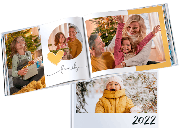 Opengeslagen Pixum Fotoboek met familiefoto's in Kerstsfeer