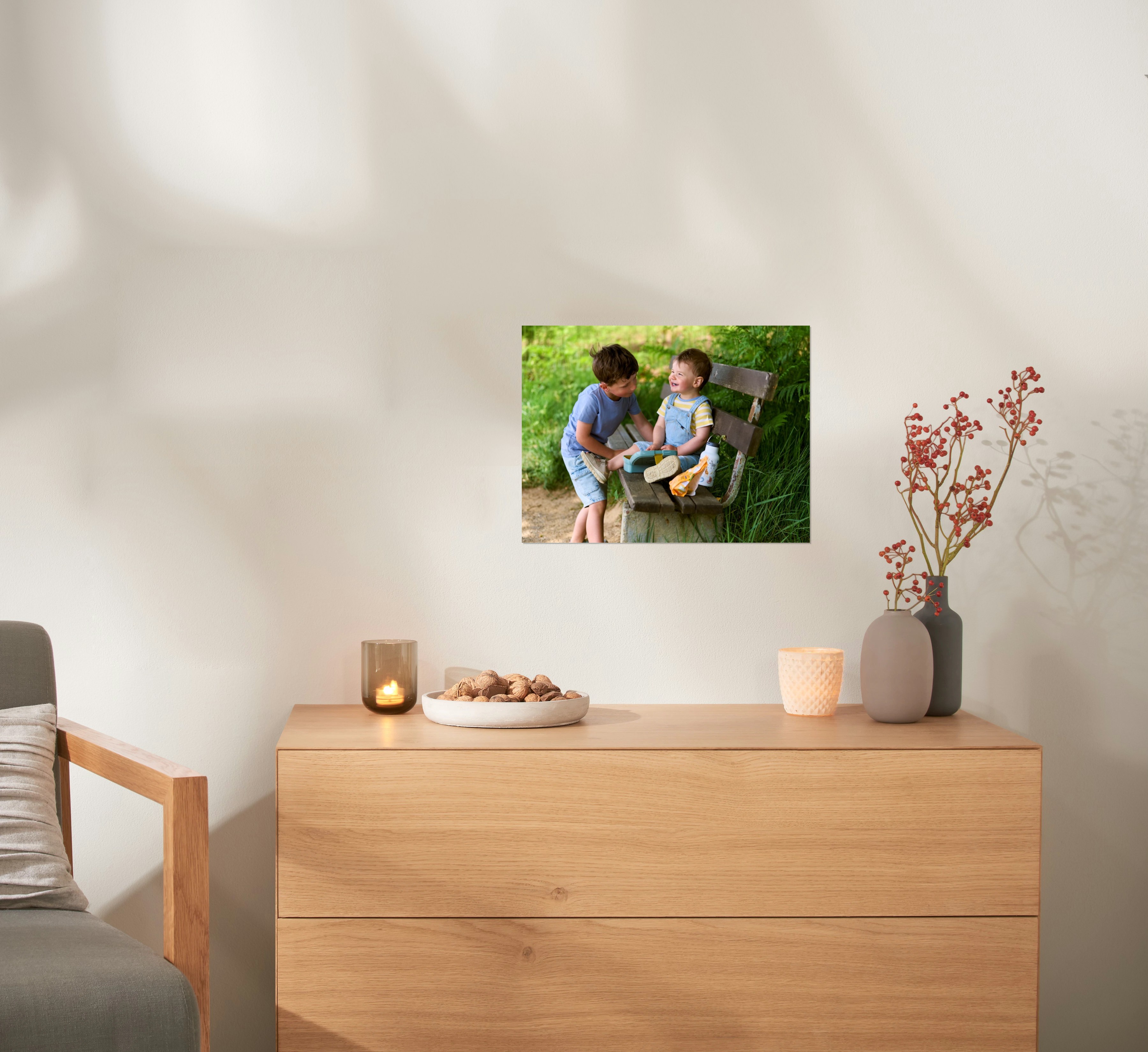 Ein Fotoposter mit einem Foto von zwei Brüdern hängt an einer Wand