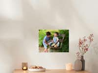 Pixum Fotoposter bestellen Ein Fotoposter mit einem Foto von zwei Brüdern hängt an einer Wand