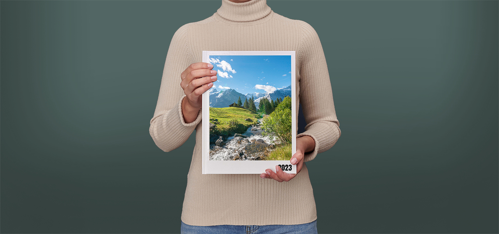 Álbum Digital Pixum grande  vertical con la foto de un paisaje montañoso en la portada