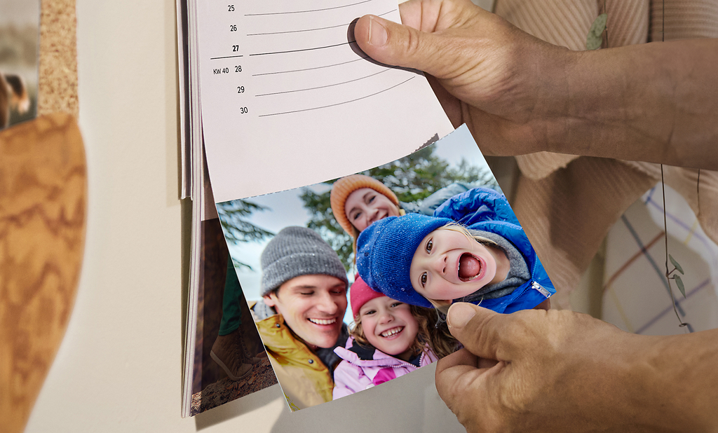 calendario da cucina con cartolina staccabile con foto di una famiglia