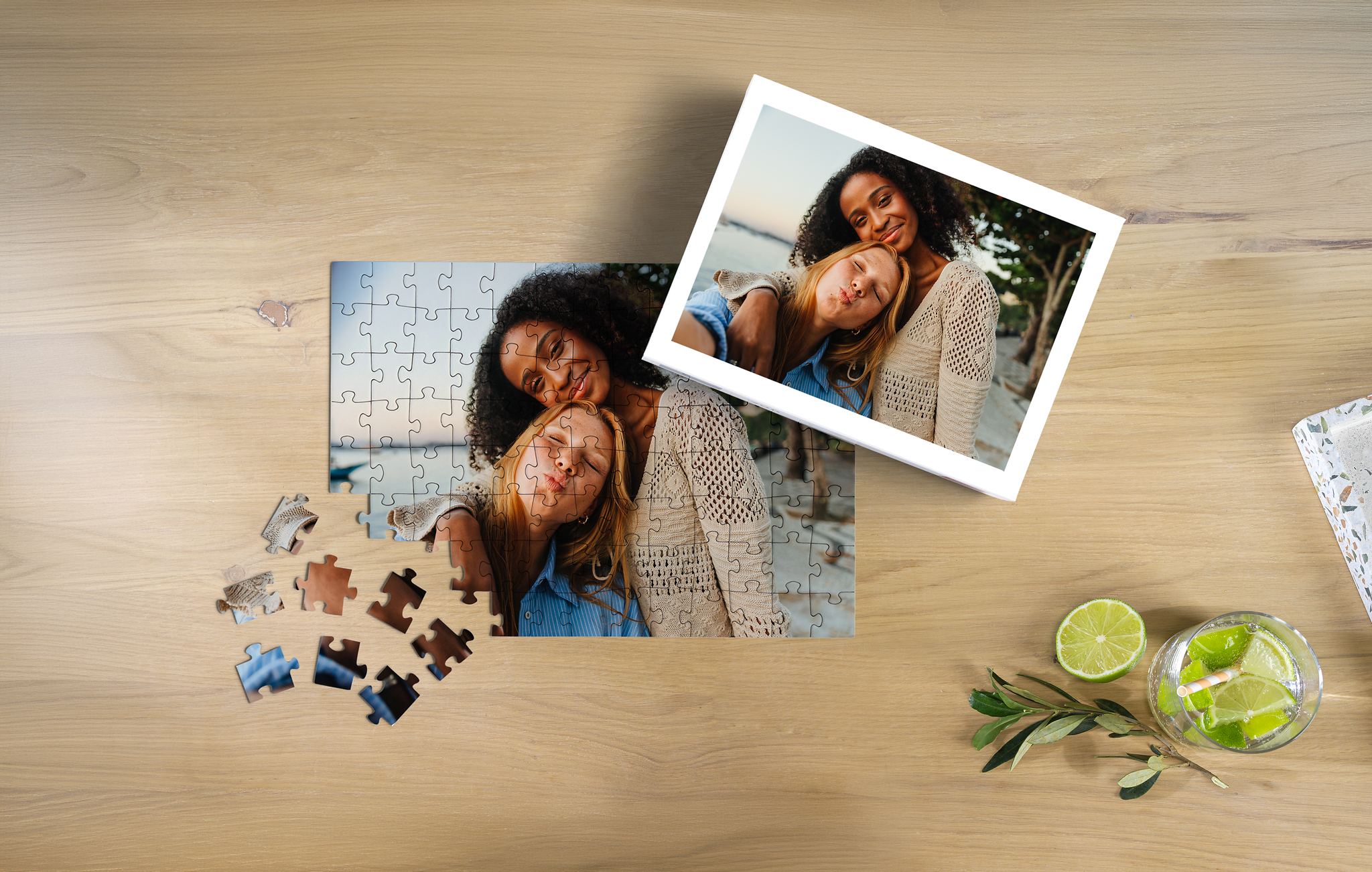 Fotopuzzle mit 100 Teilen liegt auf einem Tisch und ist mit einem Selfie von zwei Freundinnen gestaltet. 