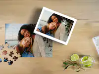 Pixum Fotopuzzle mit 100 Teilen und einem Selfie von zwei Freundinnen Fotopuzzle mit 100 Teilen liegt auf einem Tisch und ist mit einem Selfie von zwei Freundinnen gestaltet.