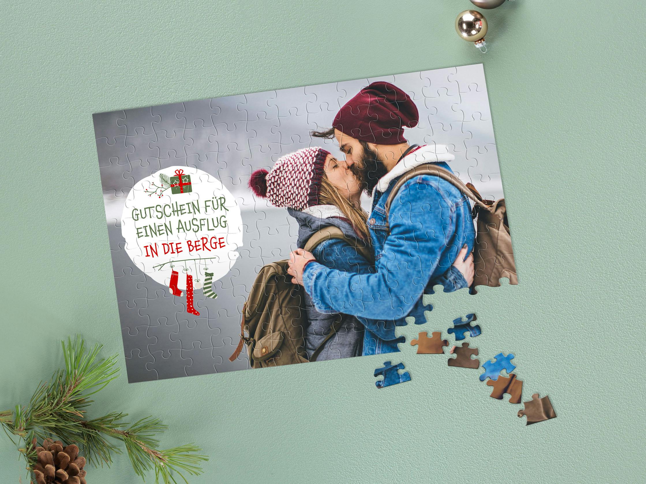 Fotopuslespil som gavekort med et vinterligt motiv og et par.