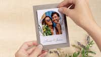Karte mit Einsteckfoto als Danksagungskarte gestalten Eine Karte mit Einsteckfoto wird in zwei Händen gehalten.