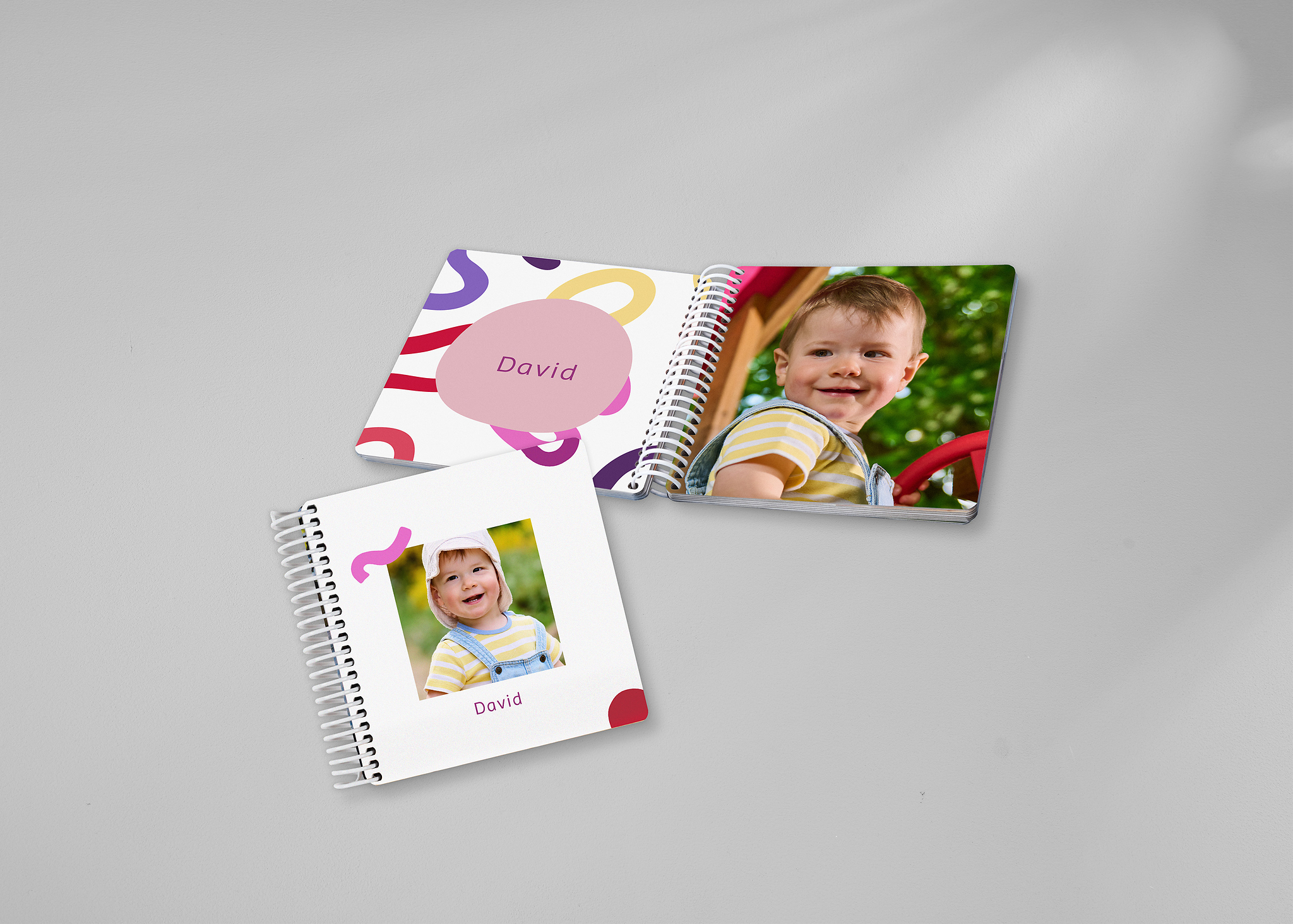 Pixum Fotobuch Baby mit einem Design voller bunter Formen und Fotos eines Kleinkindes