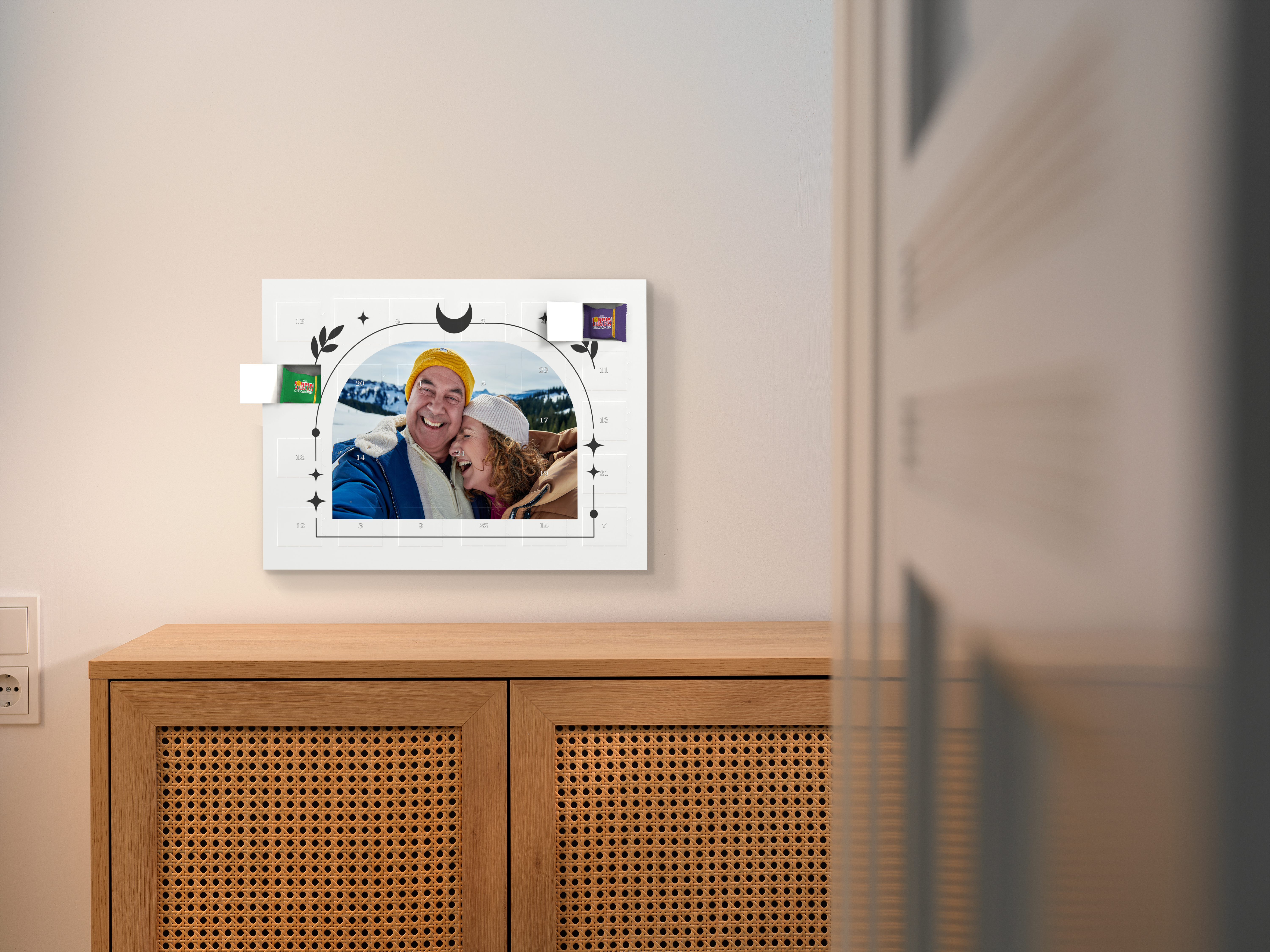 Tony's Chocolonely adventskalender met een winterfoto van een koppel erop.