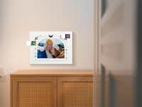 Tony's Chocolonely adventskalender met een winterfoto van een koppel erop.