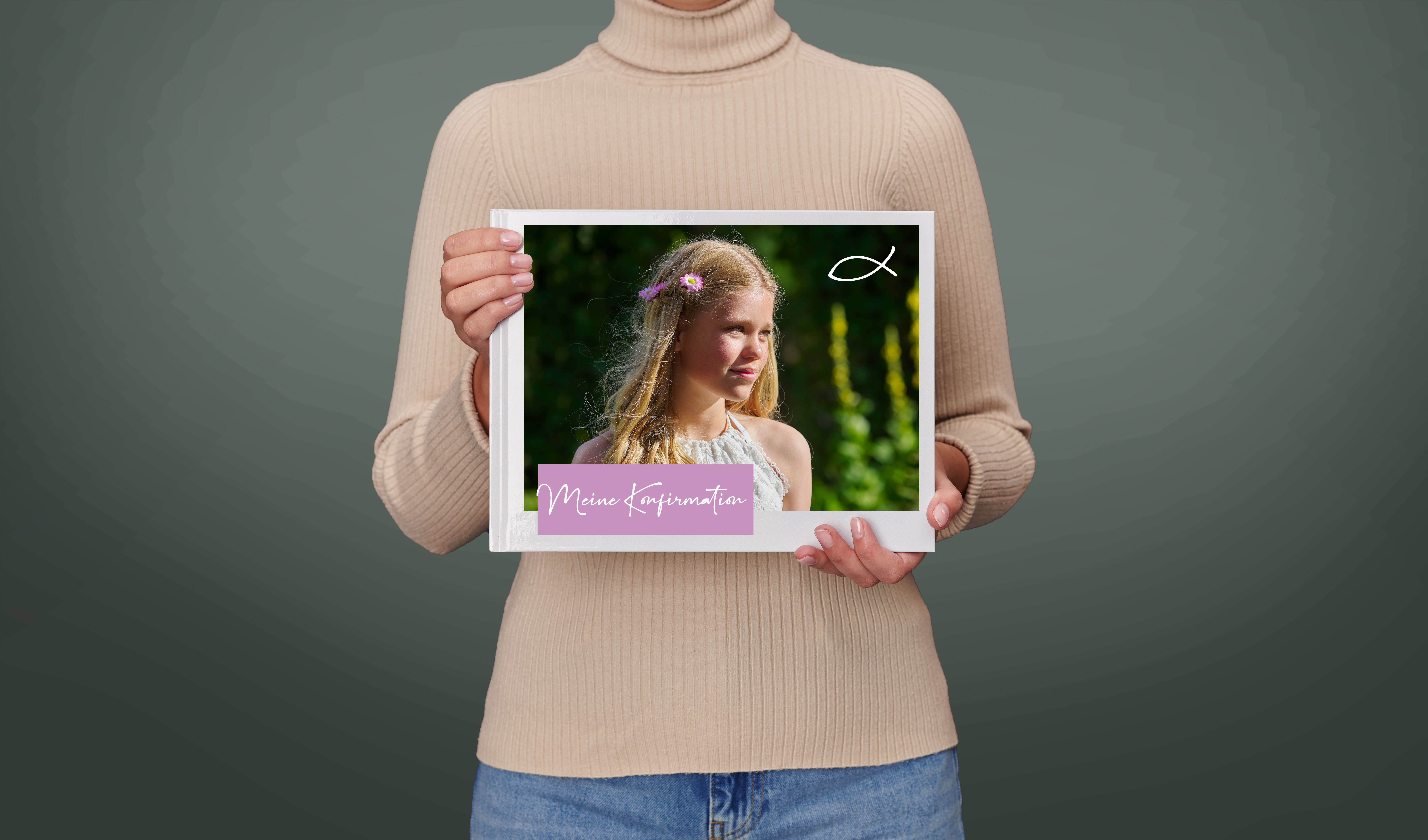 Fotobuch im Querformat mit einem Bild einer Konfirmandin und dem Titel "Meine Konfirmation"