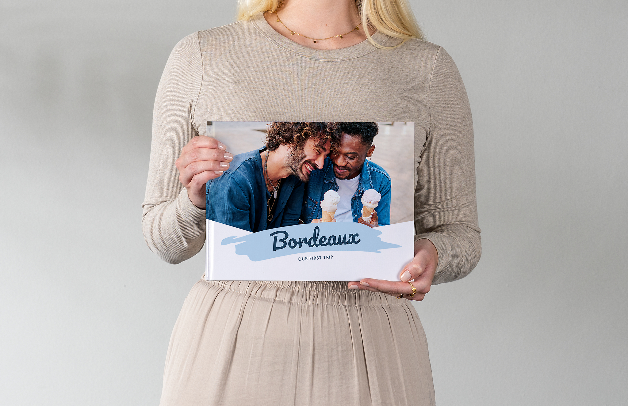 Álbum Digital grande panorámico con la foto de una pareja en burdeos