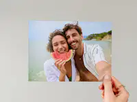 15 cm Fotoabzug mit einem Bild von einem Pärchen am Strand 15 cm Fotoabzug mit einem Bild von einem Pärchen am Strand