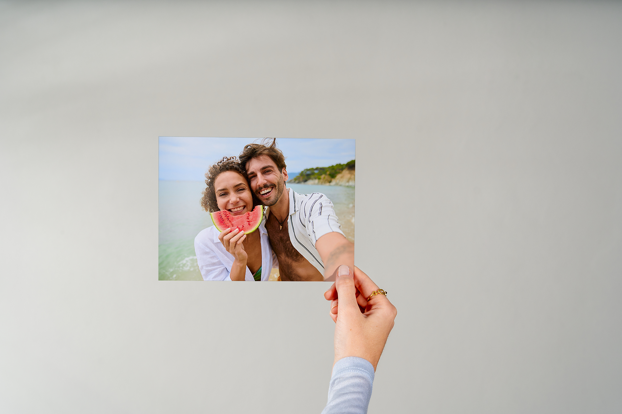 Fotoafdruk met een formaat van 15 x 20 cm met daarop een koppel aan het strand
