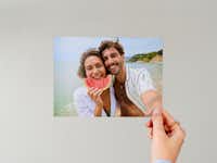 Fotoafdruk met een formaat van 15 x 20 cm met daarop een koppel aan het strand Fotoafdruk met een formaat van 15 x 20 cm met daarop een koppel aan het strand