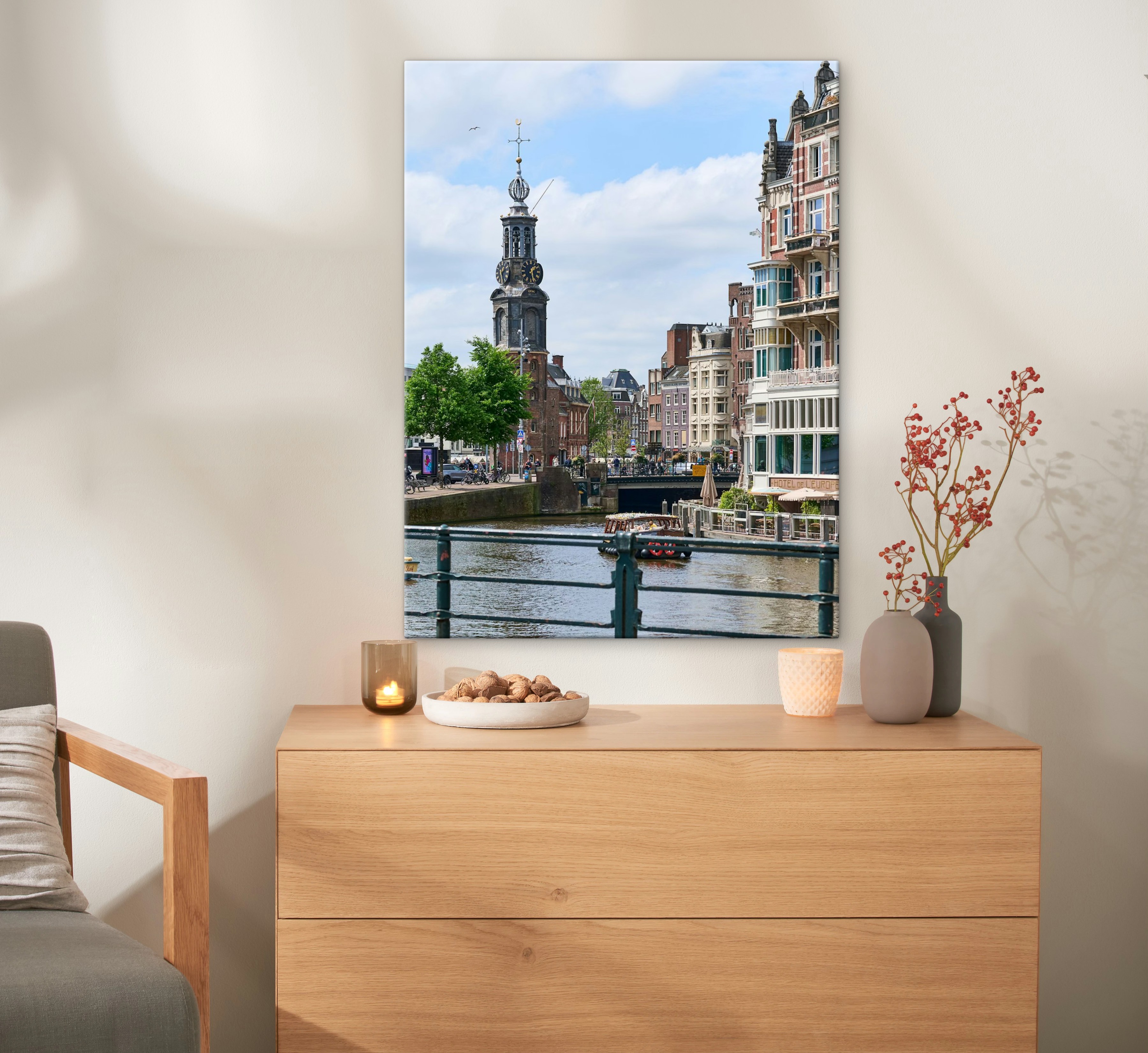 Een canvas in het formaat 60x80 cm met een foto van Amsterdam hangt aan de muur.