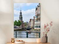 Canvas 60x80 cm bestellen Een canvas in het formaat 60x80 cm met een foto van Amsterdam hangt aan de muur.