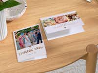 Biglietti di ringranziamento Biglietti di ringraziamento con rilievi dorati su un tavolo