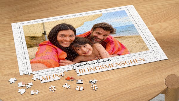 Fotopuzzle 1.000 Teile Varios regalos personalizados con fotos sobre una mesa