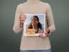 Quadratisches Fotobuch mit dem Bild einer jungen Frau und dem Titel "Endlich 18"