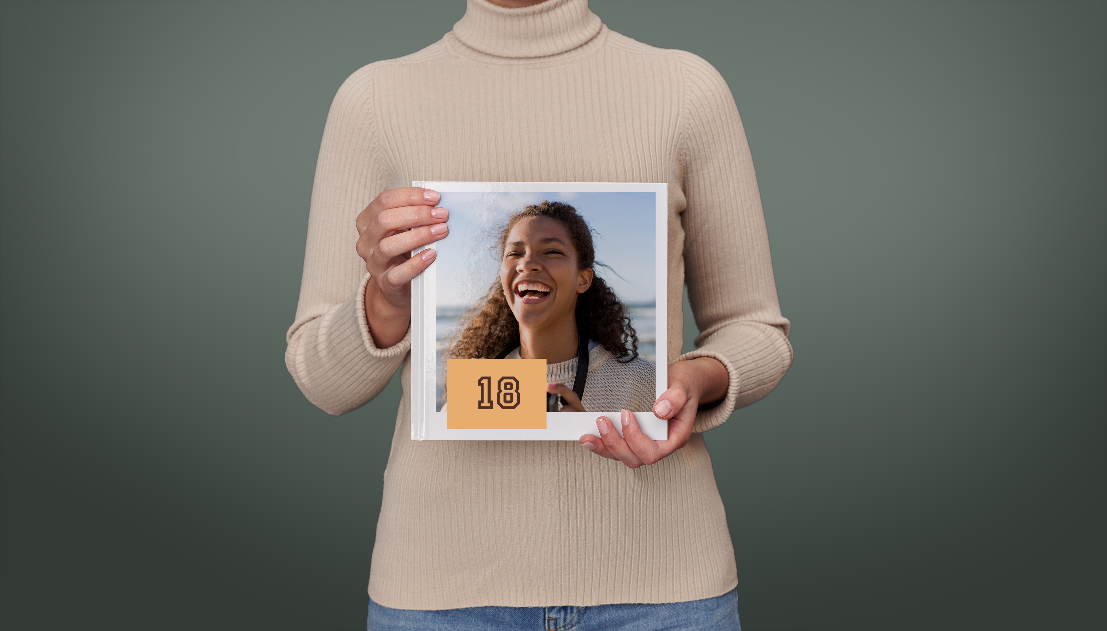 Livre photo carré avec la photo d'une jeune femme et le titre « 18 ».
