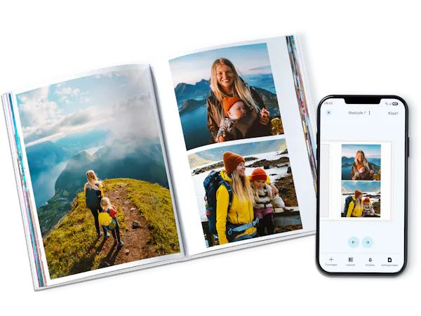 Pixum App Pixum fotoboek met familiefoto's en ernaast een telefoon met de gratis Pixum App.