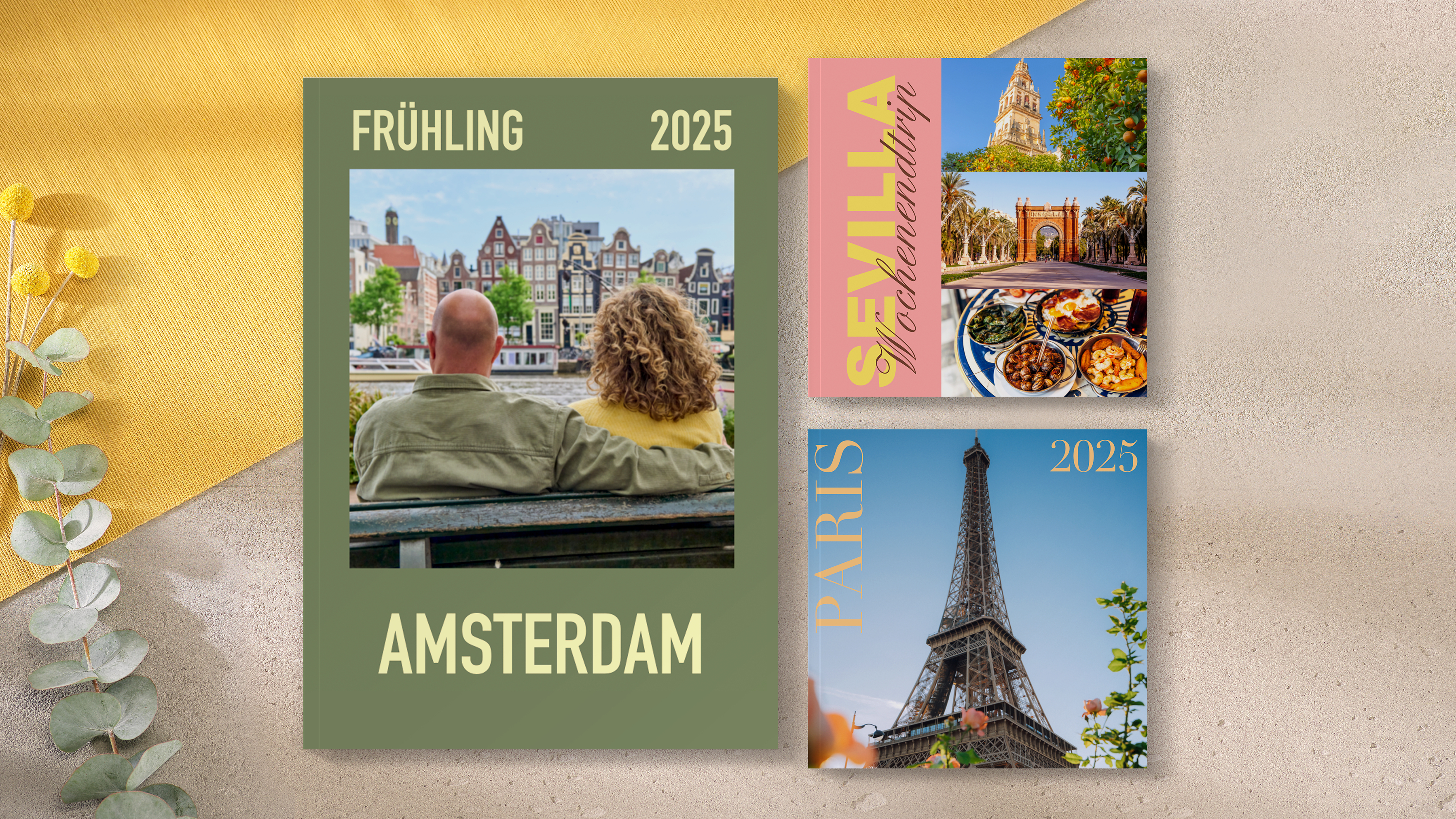 Eine Auswahl an Reisemagazinen mit modernen Gestaltungen liegt auf einem Tisch.