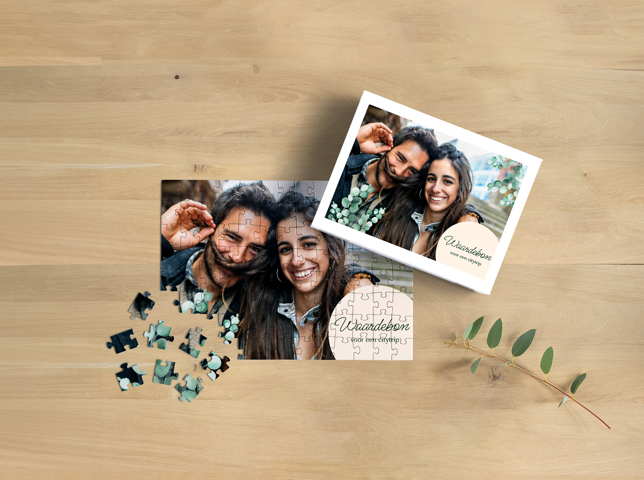 Fotopuzzel met daarop een waardebon voor een citytrip en een foto van een koppel.
