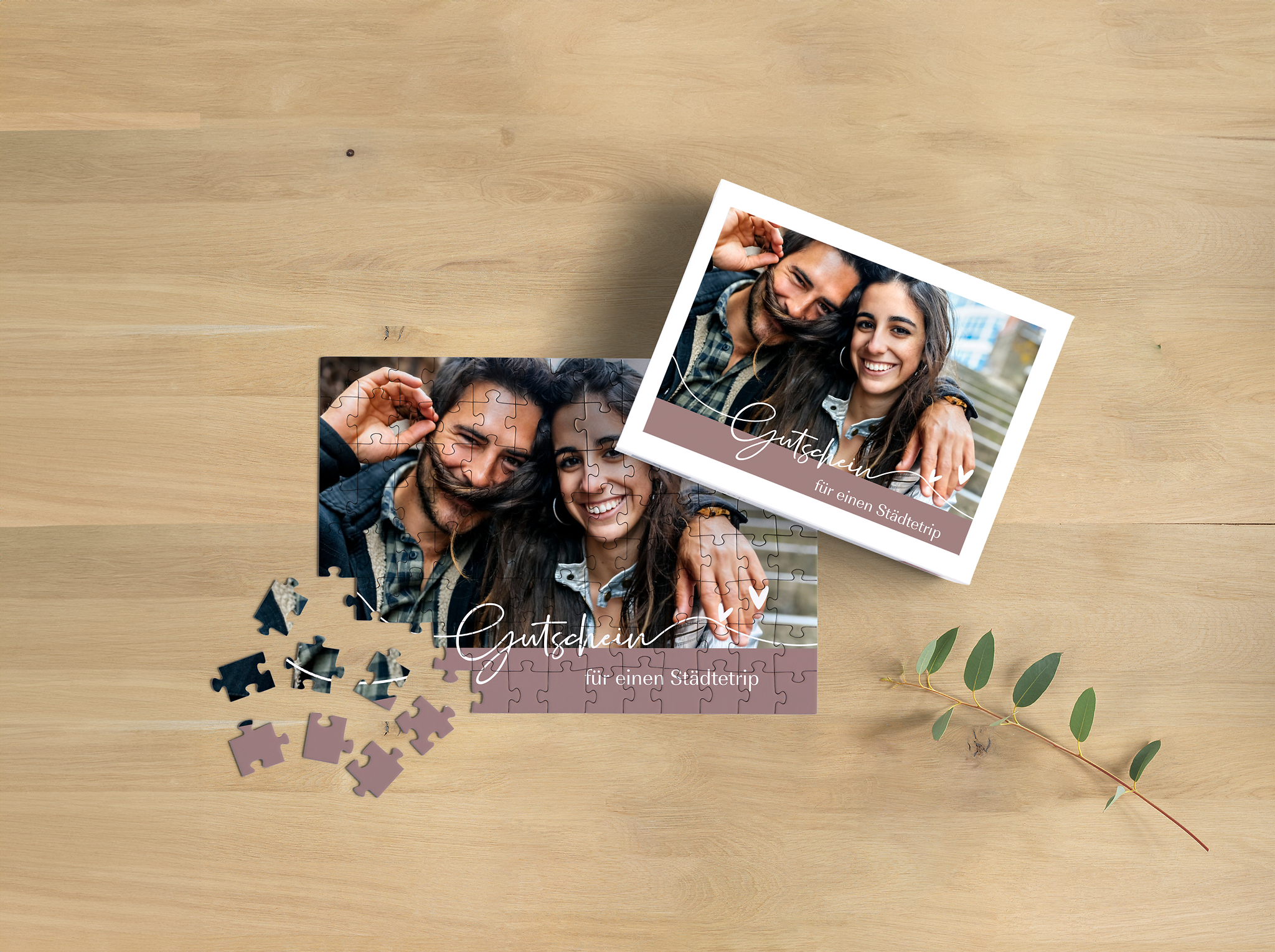 Fotopuzzle auf dem ein Gutschein für einen Städtetripp gedruckt ist mit einem Bild von einem glücklichen Pärchen.