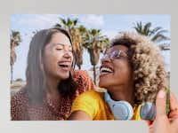 Fotoafdruk in een formaat van 20 x 30 cm met daarop twee vriendinnen op citytrip Fotoafdruk in een formaat van 20 x 30 cm met daarop twee vriendinnen op citytrip