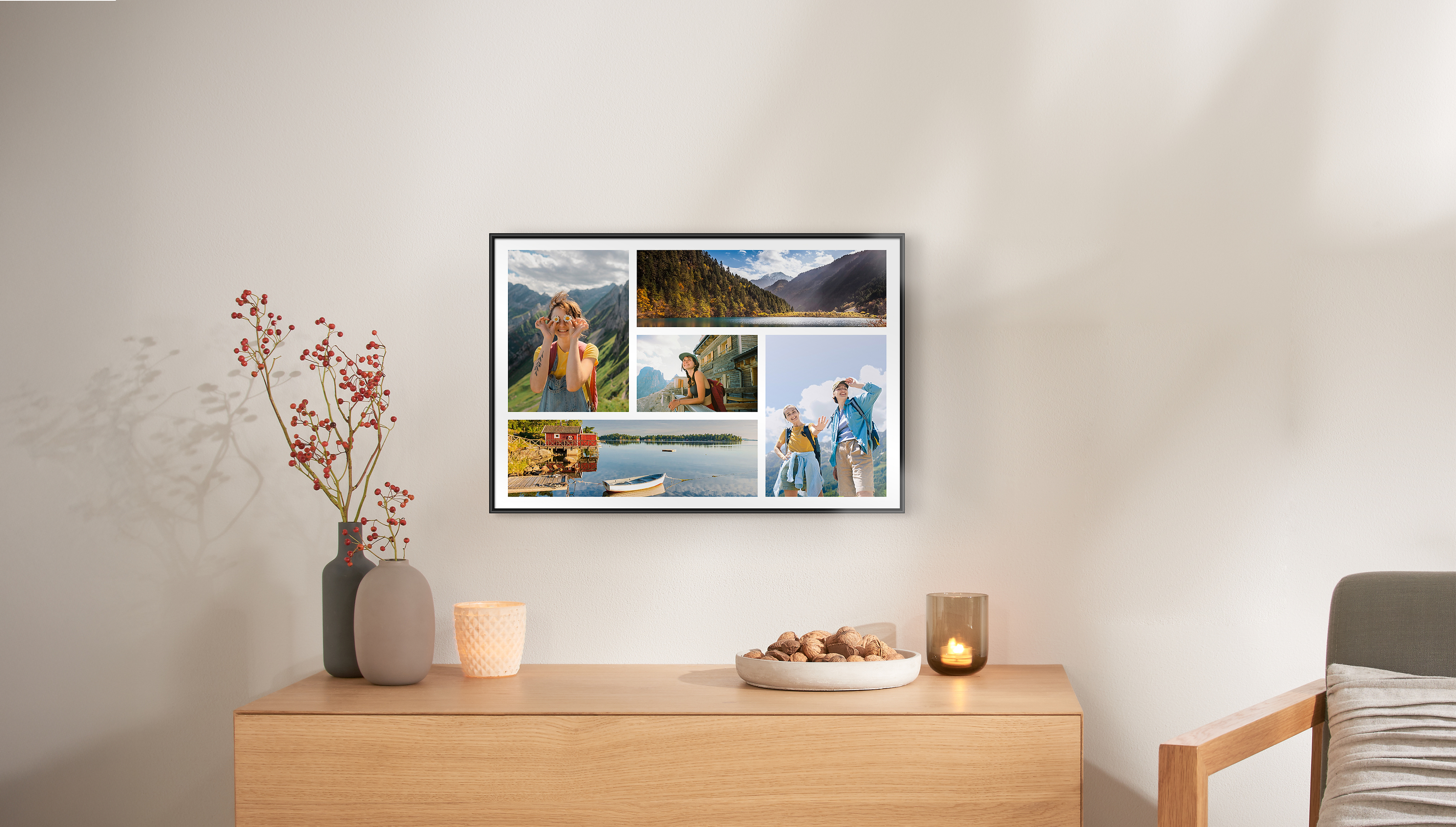 Ein Fotoposter im einem schwarzen Rahmen hängt über einer Kommode. Das Fotoposter zeigt eine Collage aus Familienbildern.
