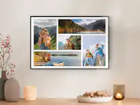 Fotoposter im Rahmen mit Fotocollage aus Familienbildern Ein Fotoposter im einem schwarzen Rahmen hängt über einer Kommode. Das Fotoposter zeigt eine Collage aus Familienbildern.