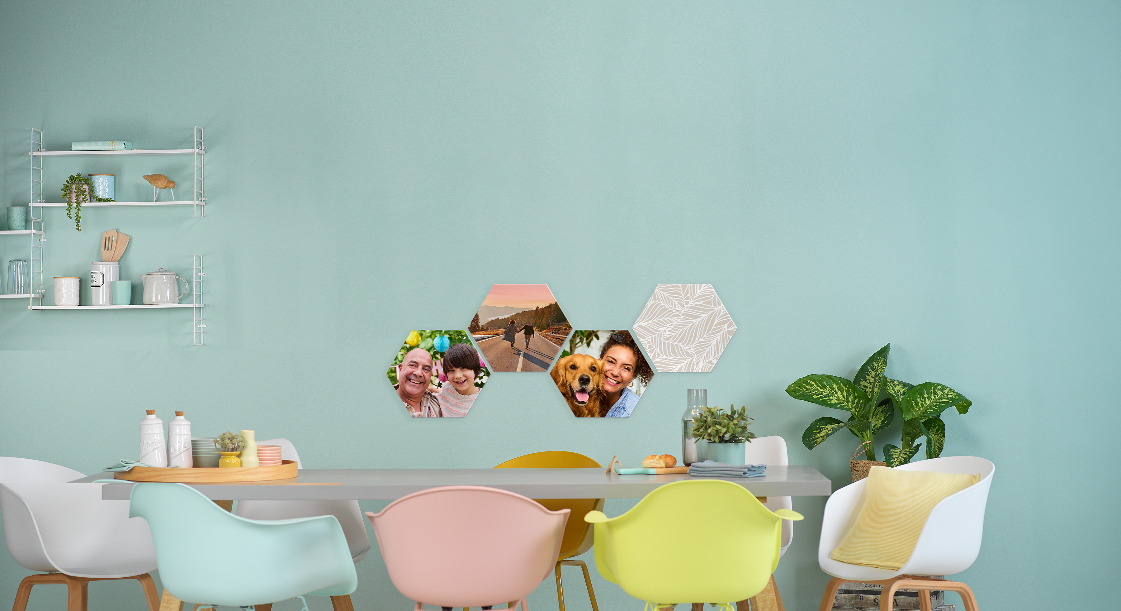 4 piastrelle fotografiche adesive esagonali su una parete turchese con clipart e motivi di famiglia