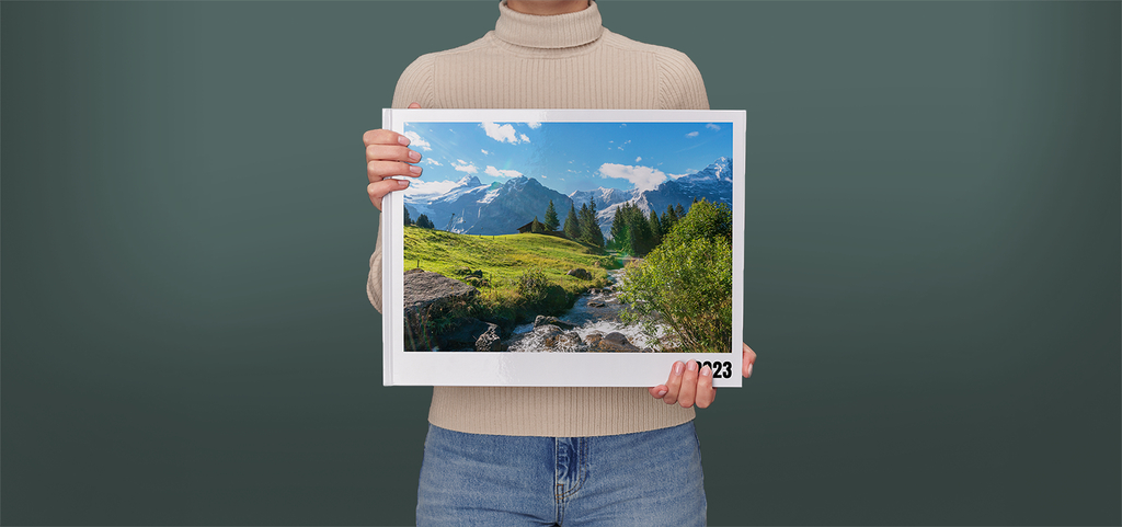 Pixum Fotobuch XXL im Querformat mit einer Schweizer Berglandschaft auf dem Cover