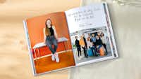 Fotobuch zum Abschied einer Kollegin Ein Fotobuch zum Abschied einer Kollegin liegt aufgeklappt auf einem Tisch.